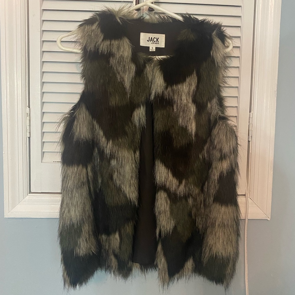 Beautiful vest size small. Good condition.